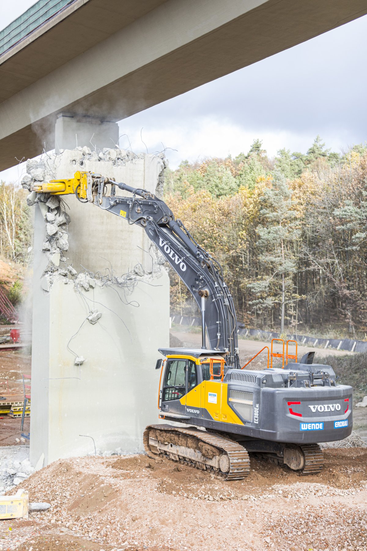 Abbruch Brückenpfeiler A7 mit 40-to-Bagger
